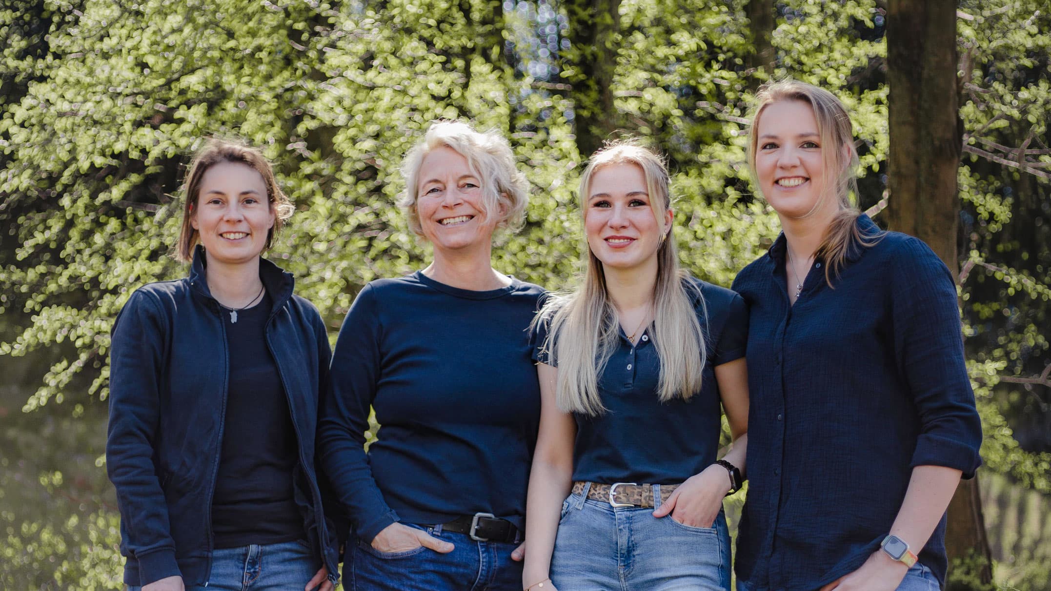 Das loewnklinder team im Wald